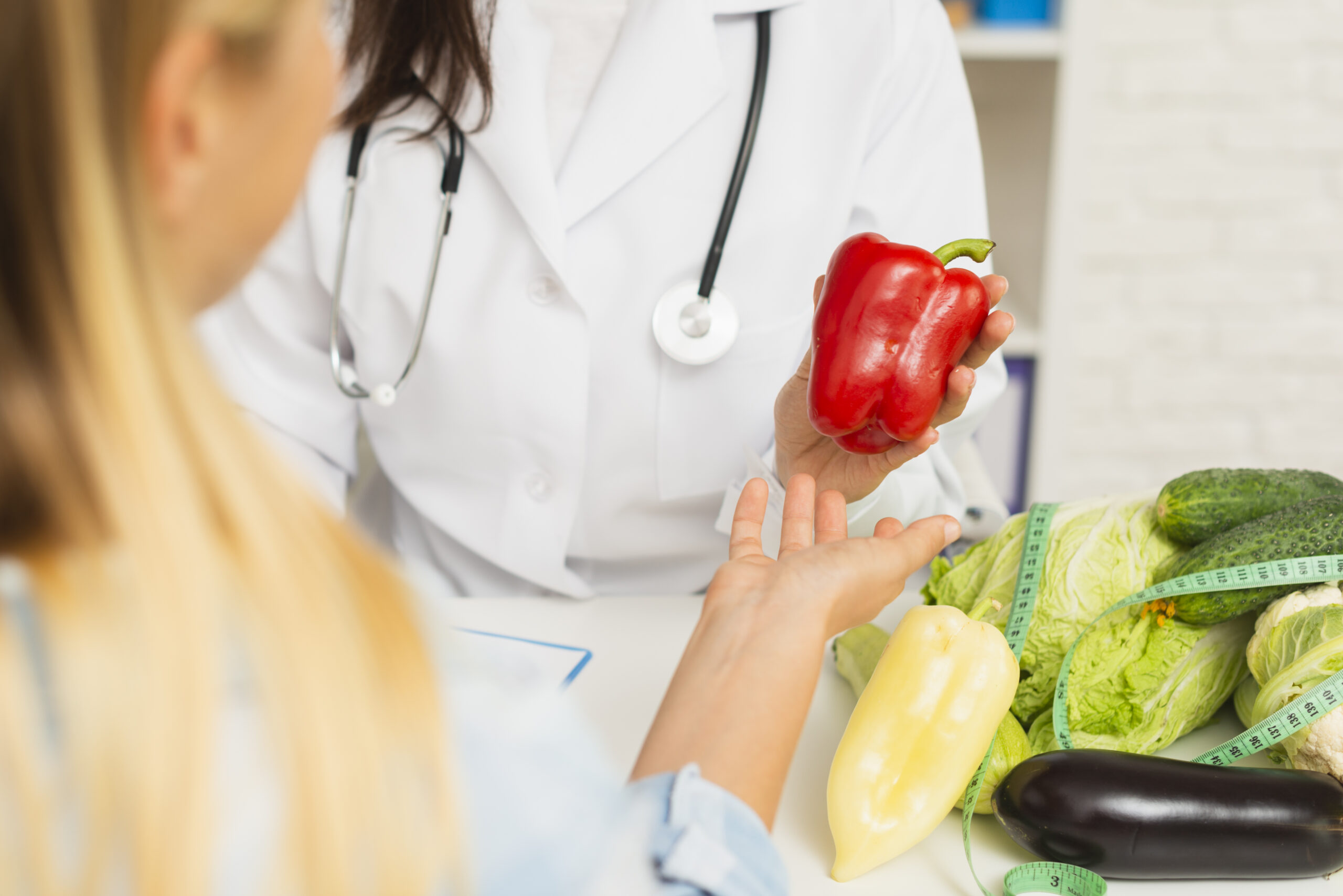close-up-doctor-patient-with-vegetables